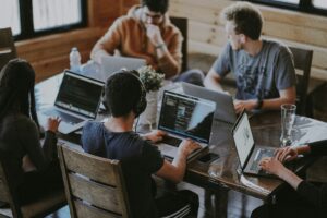 コワーキングスペースで作業する起業家たち