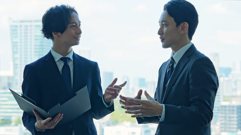 海外勤務者の税務相談で握手するビジネスパーソン