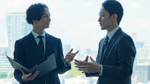 海外勤務者の税務相談で握手するビジネスパーソン