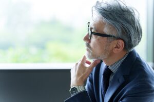 相続税がかかるかどうか考えるシニア男性