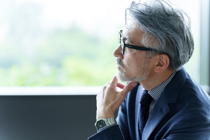 相続税がかかるかどうか考えるシニア男性