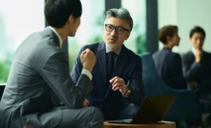 事業承継について議論するオーナー経営者と後継者