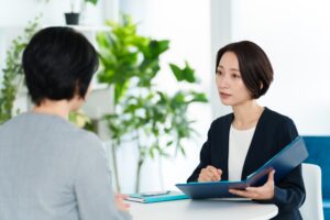 輸出企業の担当者と面談する税理士