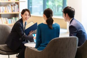 役員報酬の決め方を打ち合わせる経営メンバー