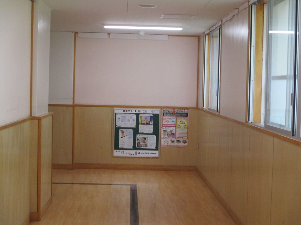 幸町小学校に設置された「朝小ニュースあれこれ」掲示板（下部にプロゴ税理士事務所のプレート）