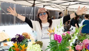 マルシェで花束を掲げる女性たち