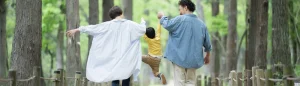 森の中で遊ぶ家族