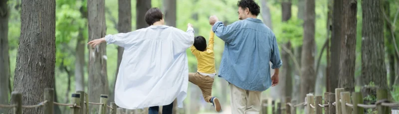 森の中で遊ぶ家族