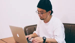 ノートパソコンで作業する男性