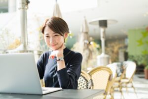 決算の数字を確認して微笑む女性経営者