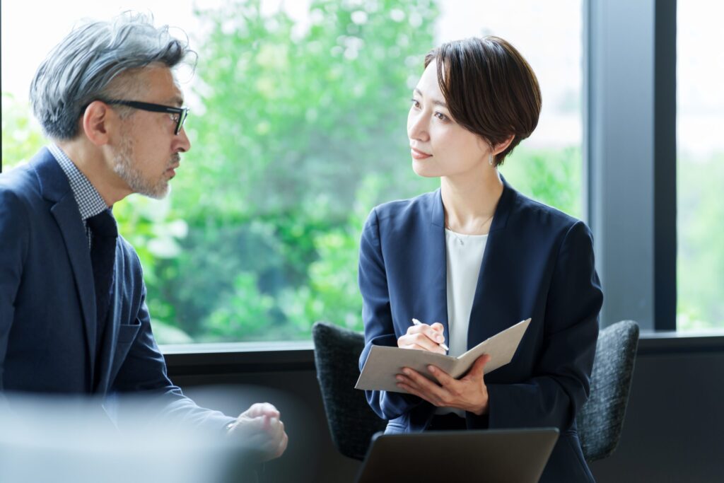 家族信託について面談する税理士と相談者