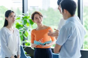 創業支援の打ち合わせをするビジネスパーソン