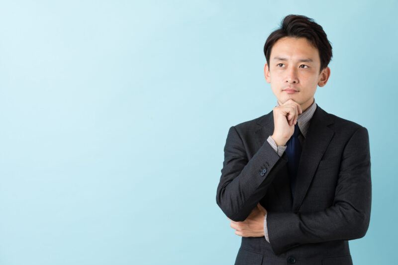 年収の壁について考えるスーツ姿の男性