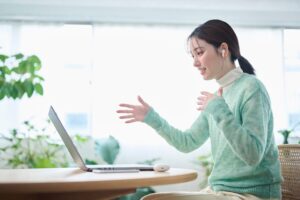 海外赴任の手続きについてオンラインで相談する女性