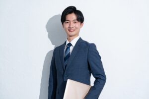 書類を手にした若手のスーツ姿の男性