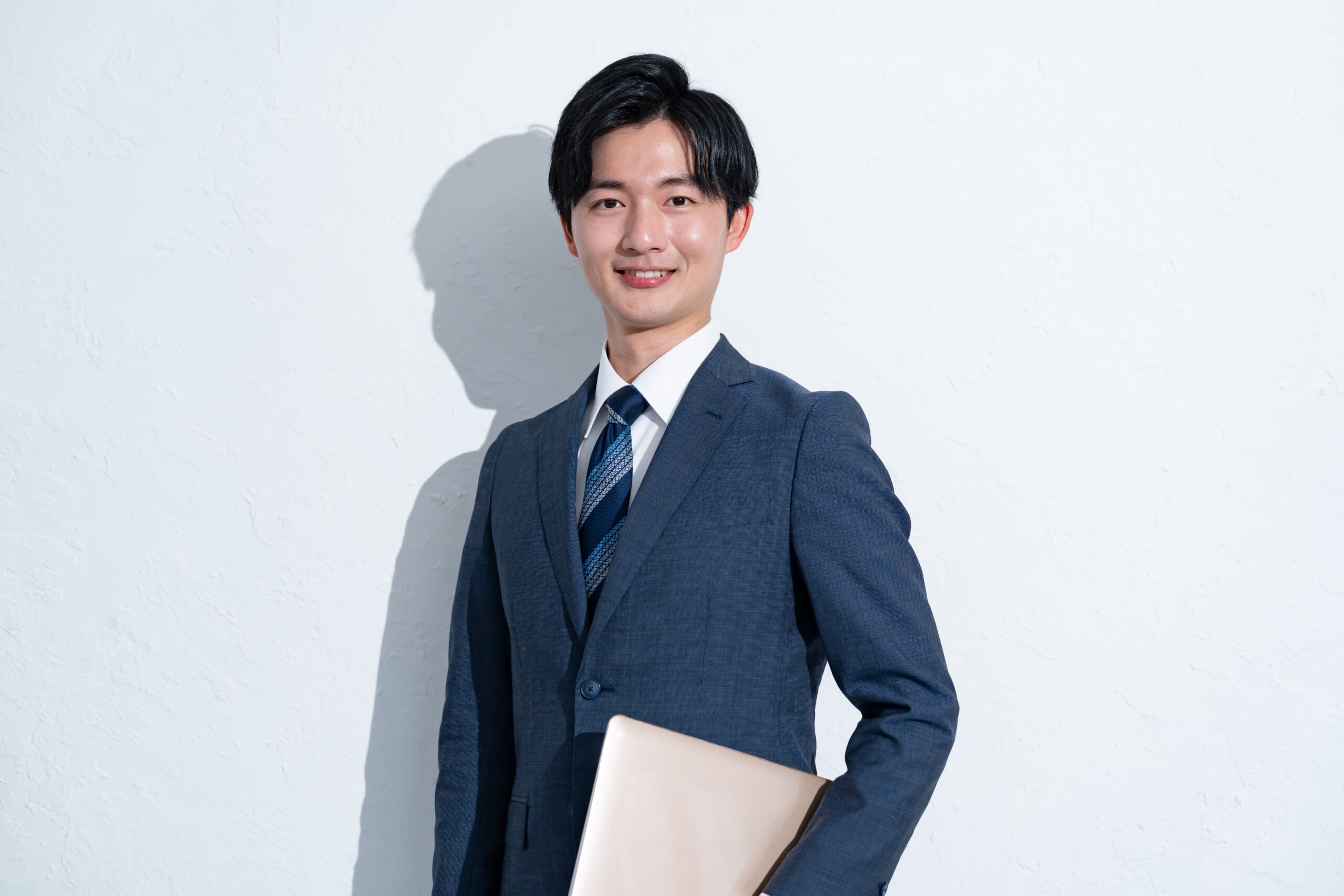 書類を手にした若手のスーツ姿の男性