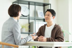 納税管理人について税理士に相談する男性