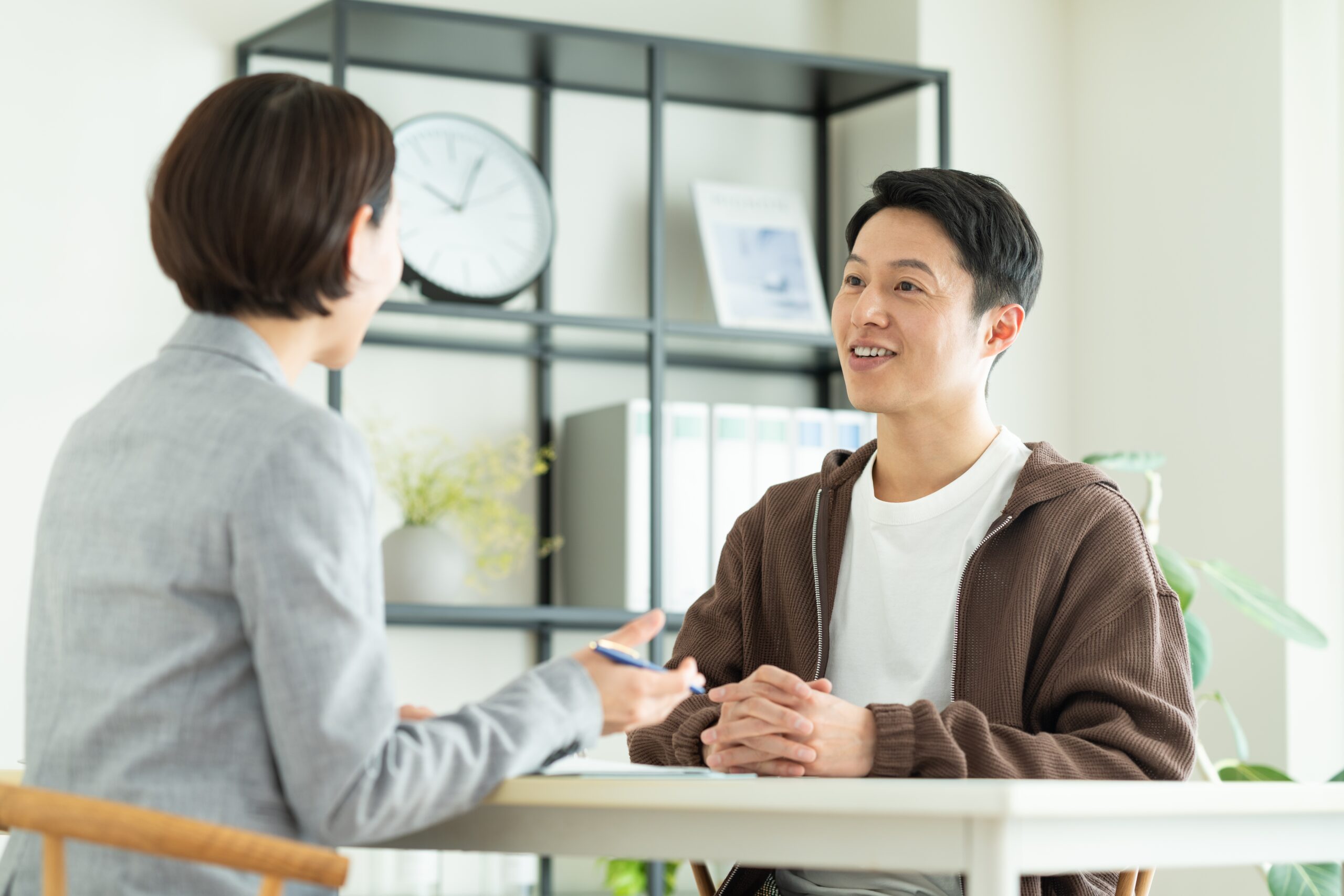 納税管理人について税理士に相談する男性
